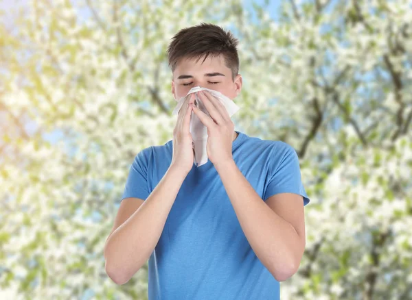 Anak Muda Dengan Jaringan Luar Ruangan Seasonal Alergi Konsep — Stok Foto