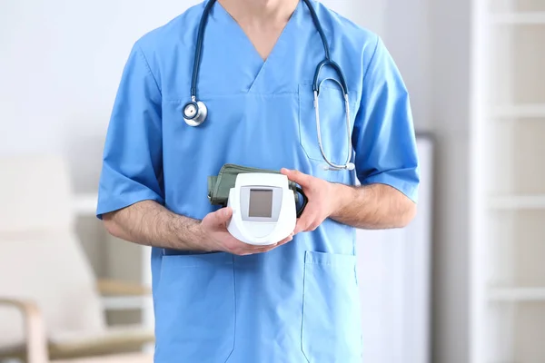 Giovane Assistente Medico Con Sfigmomanometro Carica — Foto Stock