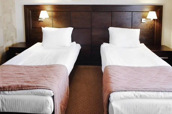 Twee bedden in de hotelkamer — Stockfoto
