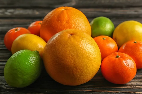 Schöne Komposition tropischer Früchte — Stockfoto