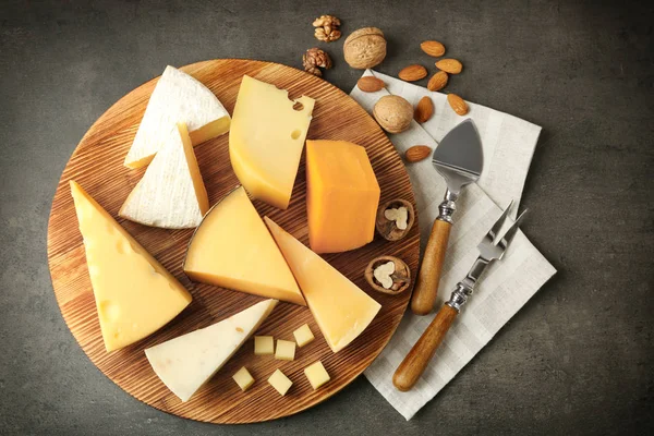 Käseplatte mit Nüssen und Käse — Stockfoto