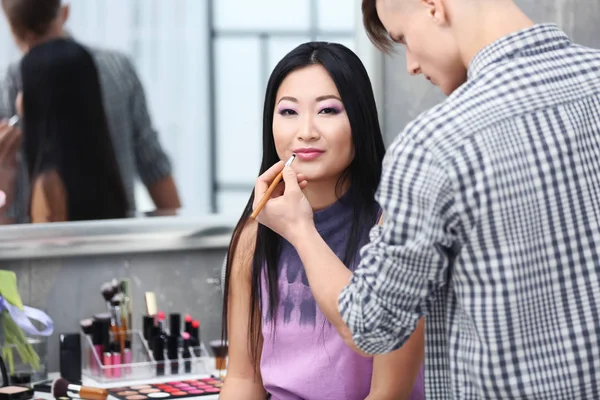Vizážistka dělá make-up pro model — Stock fotografie
