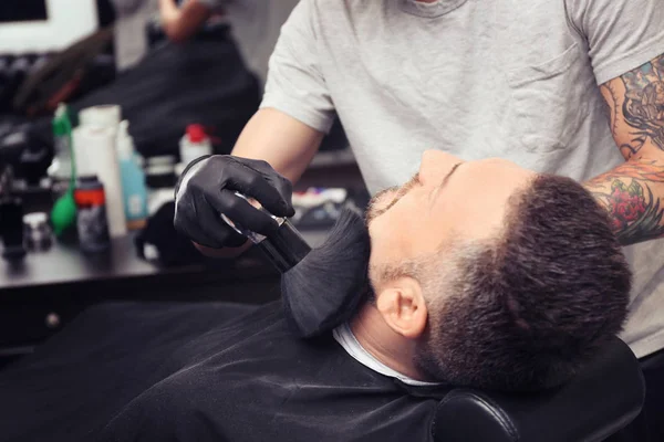 Frisören Rengöring Ansikte Klient Med Borste Barbershop — Stockfoto
