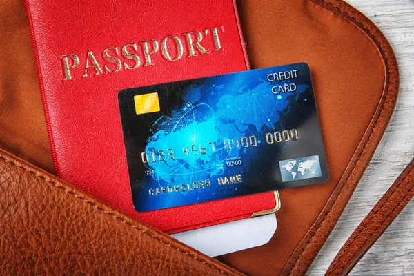 Σύνθεση με πιστωτική κάρτα και διαβατήριο στην τσάντα — Φωτογραφία Αρχείου