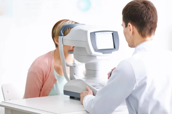 Augenarzt misst Augeninnendruck der Frau in Klinik — Stockfoto