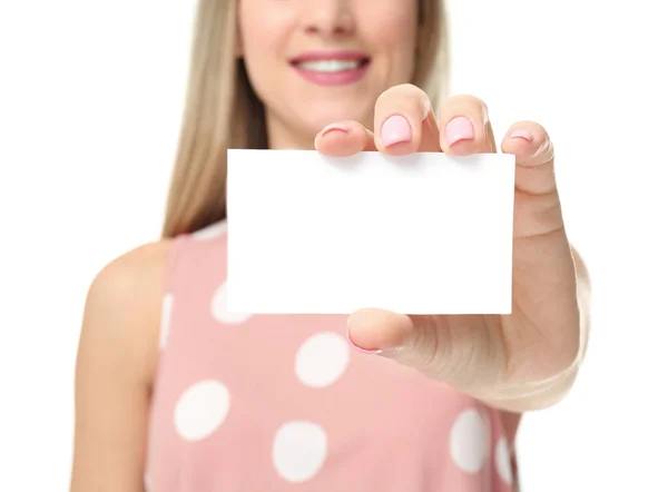 Молодая женщина с визиткой — стоковое фото