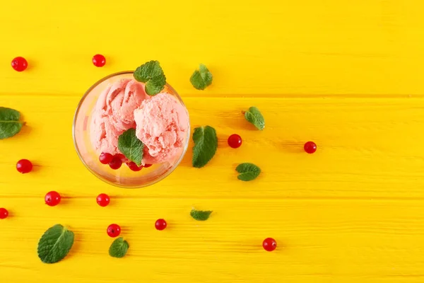 Вкусное клюквенное мороженое — стоковое фото
