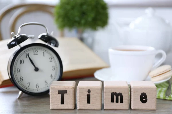 Reloj despertador retro y cubos de madera — Foto de Stock