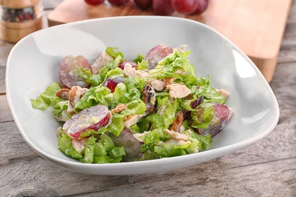 Salada de frango fresca e saborosa — Fotografia de Stock