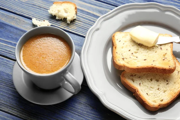 Manteiga saborosa, café e torradas — Fotografia de Stock