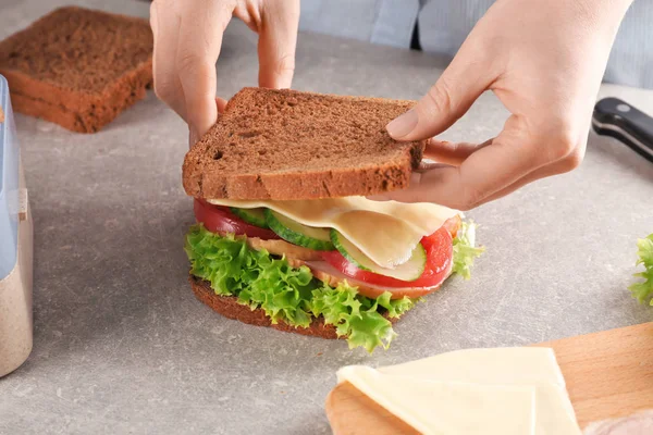 Moeder voorbereiding van sandwich — Stockfoto