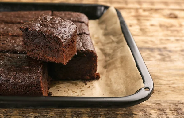 Fırın tepsisi lezzetli çikolatalı kek ile — Stok fotoğraf