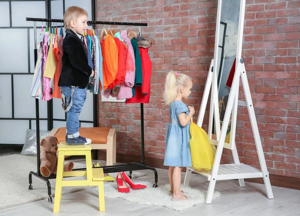 Barn leker i omklädningsrum — Stockfoto