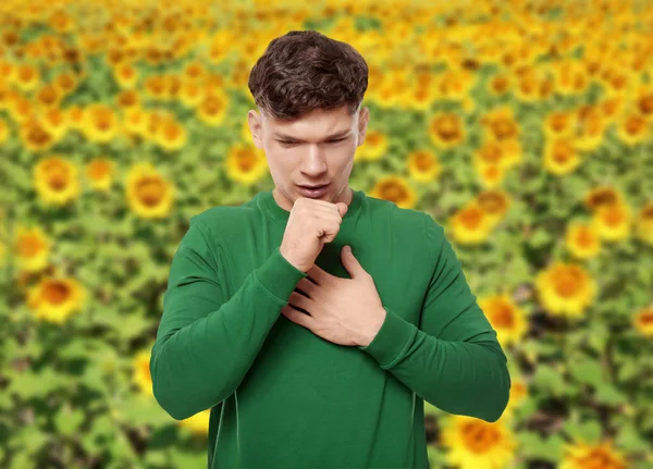 Seasonal allergy. Young sick man outdoor — Stock Photo, Image