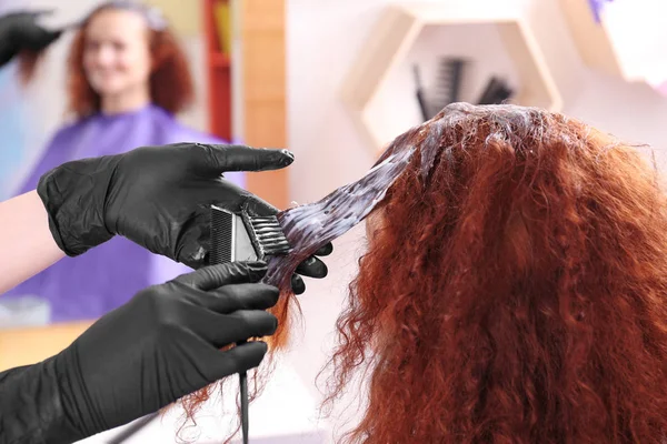 Prozess des Haarfärbens — Stockfoto