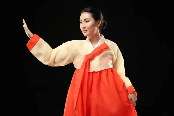 Piękna młoda kobieta w tradycyjnym stroju — Zdjęcie stockowe