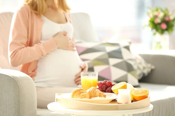 Bandeja com café da manhã saudável e mulher grávida — Fotografia de Stock