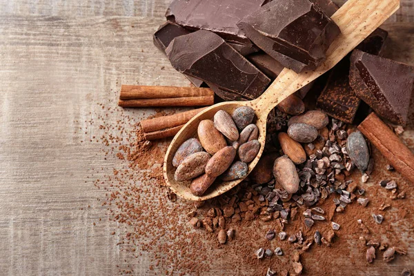 Cuchara con granos de cacao — Foto de Stock