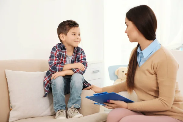 Psicólogo infantil trabajando con un niño pequeño — Foto de Stock