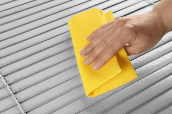 Hand cleaning dirty window blinds — Stock Photo, Image