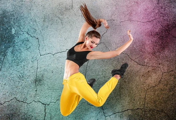 Bailarina de hip hop sobre fondo grunge — Foto de Stock