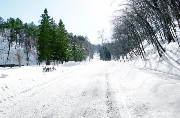 Χειμώνα δρόμο έξω από την πόλη — Φωτογραφία Αρχείου