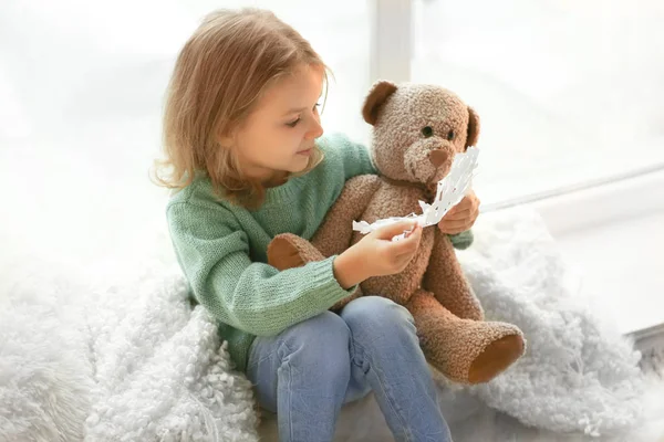 Χαριτωμένο κοριτσάκι με αρκουδάκι — Φωτογραφία Αρχείου