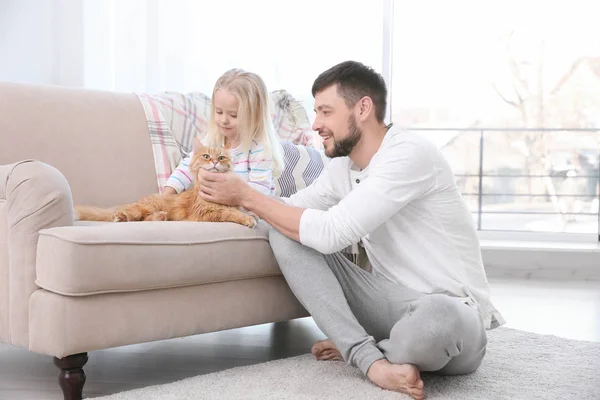 Pai e sua filha com gato — Fotografia de Stock