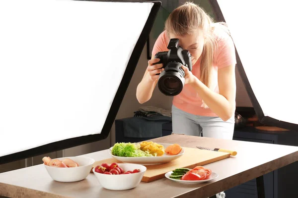 女性は食べ物の写真撮影 — ストック写真