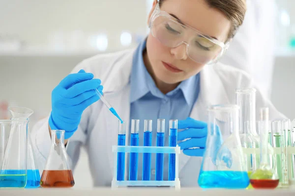 Scientist dropping sample — Stock Photo, Image