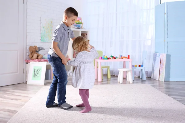 Schattige kleine broer en zus thuis dansen — Stockfoto
