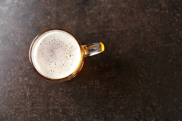 Becher mit Bier auf dem Tisch — Stockfoto