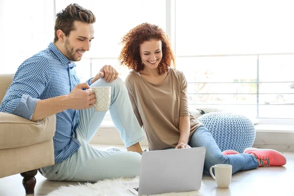 Jong paar met laptop — Stockfoto