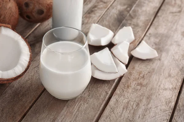 Vaso de leche de coco con nueces —  Fotos de Stock