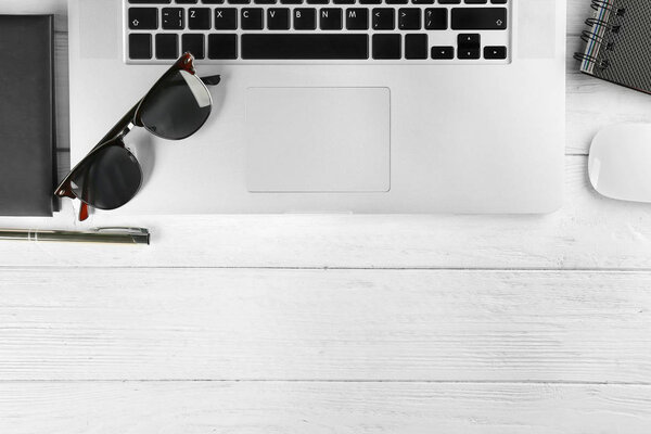 стильное рабочее пространство с ноутбуком
