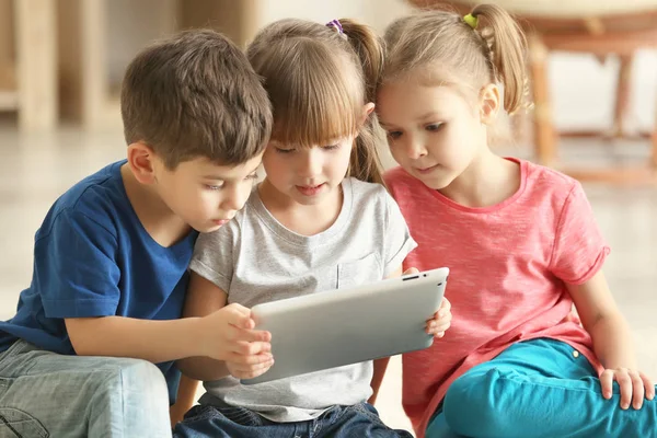 Niños usando tableta — Foto de Stock