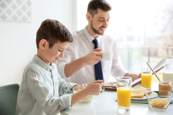 Papa et fils déjeunent — Photo