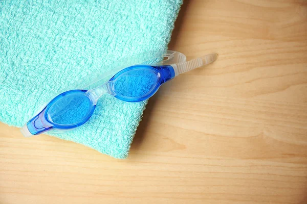 Plavecké brýle s ručníkem — Stock fotografie
