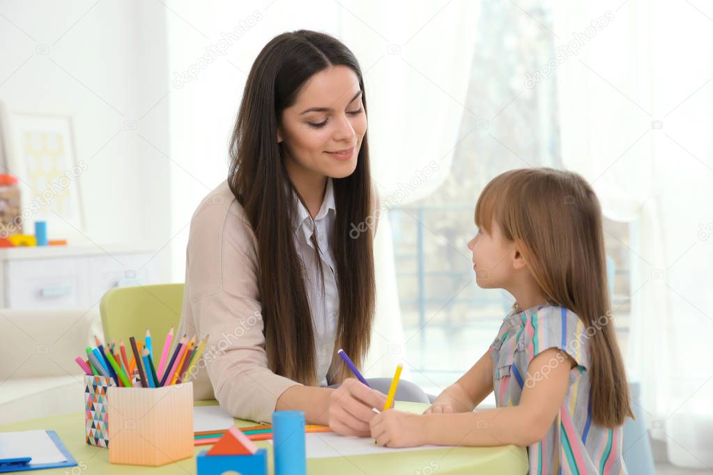 Young child psychologist working with little girl — Stock