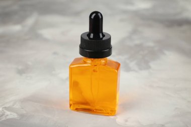 Şişe parfüm yağı ile