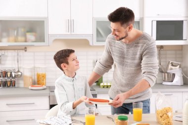 Baba ve oğul yemeğe hazırlanılıyor