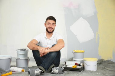 Genç erkek alt katta oturan araçları ile