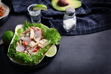 tekila kireç ile lezzetli tacos 