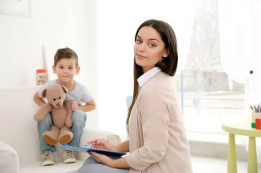 Genç çocuk psikoloğu olan küçük çocuk çalışma