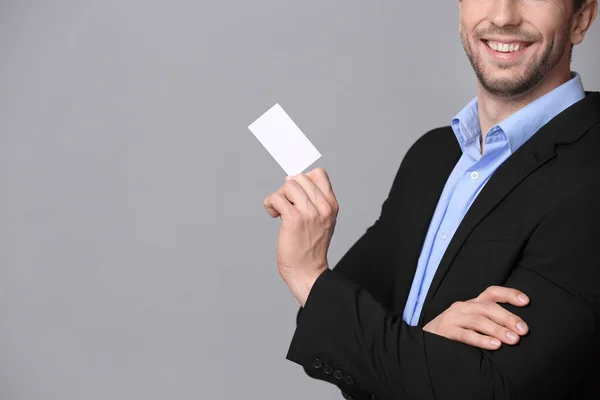 Schöner junger Mann mit Visitenkarte — Stockfoto