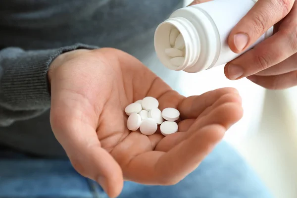 Joven con pastillas — Foto de Stock