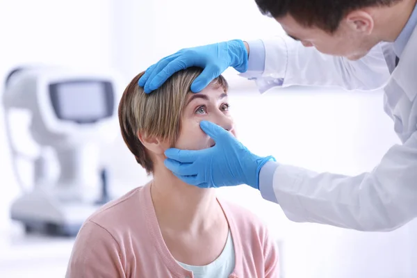 Ophthalmologist examining eyes of woman — Stock Photo, Image