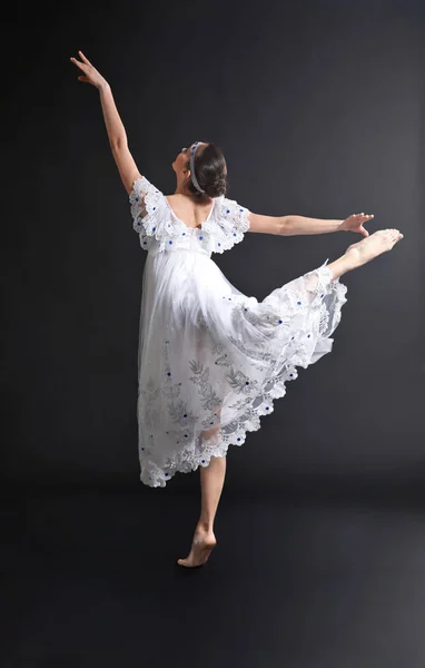 Junge schöne Ballerina tanzt — Stockfoto