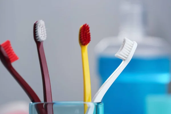 Copa con cepillos de dientes en el baño —  Fotos de Stock