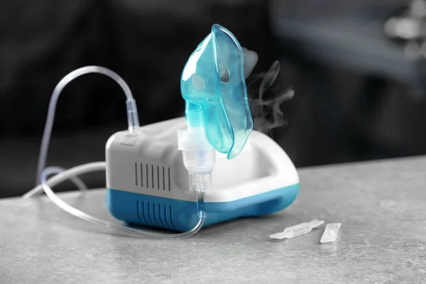 Kompressor nebulisatorn med mask — Stockfoto